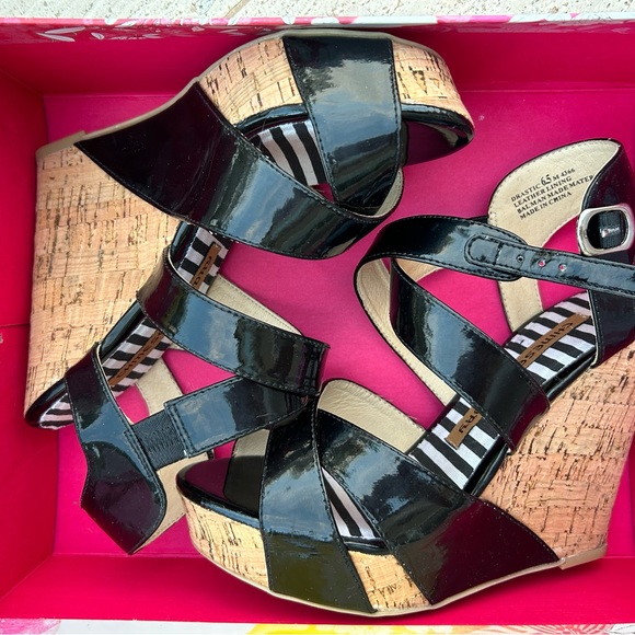 ✨NEW✨Black Patent Leather Wedge Sandals Size 6.5 from Victoria’s Secret - Picture 12 of 15